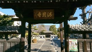 子育地蔵尊や中門が見ごたえあり