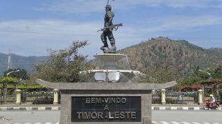 ニコラウロバト像は、ディリ国際空港を出たところにある公園の中に建てられています