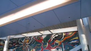 迫力ある壁画です