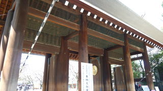 切妻屋根に菊花紋章