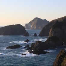 白い大岩が気になります