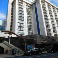 ワイキキビーチウォークの一等地にあるホクラニ。