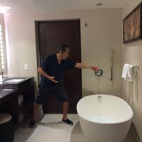 天井からお湯が流れるバスタブ。シャワールームは別室。