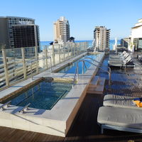 屋上にあるプールガーデン。