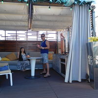 プールガーデンでは、ＴＶと冷蔵庫付きのカバナが無料で使える。