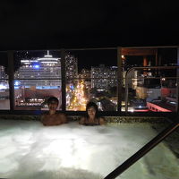 屋上のジャグジーでカラカウア通りのナイトビューを楽しむ。