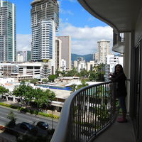 部屋のベランダから、眼下に眺めるビーチウォーク。