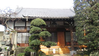 本堂の前に２体の仏像が祀られているのが珍しいです。