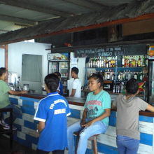 カウンターには、店のスタッフが集まり、客の注文に応じています