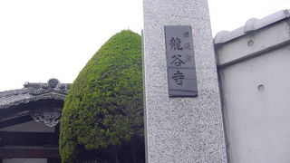 お堂は重厚な作りです