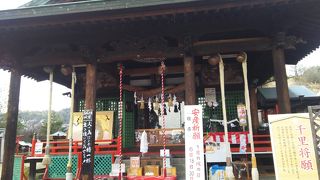 正面の参拝する所の上がすごい