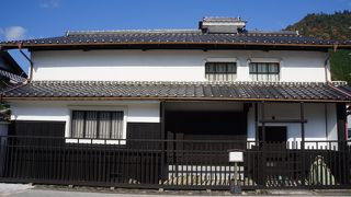 白と黒のツートンカラーが特徴的です