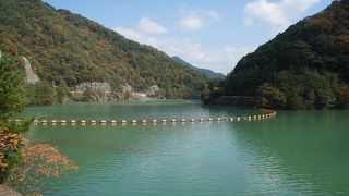 青い水と周囲の紅葉しかかった山々が美しい