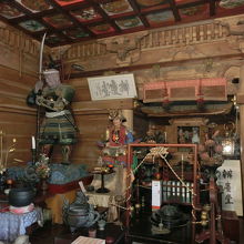 堂内の弁慶と義経の像です。天井画も綺麗です。