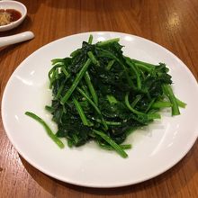 青菜炒め：画像は法蓮草、他に豆苗や空芯菜もあります。