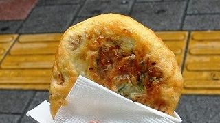 野菜の入ったお焼き（１００円）を売る店。アツアツで美味しい。いつも行列ができている。