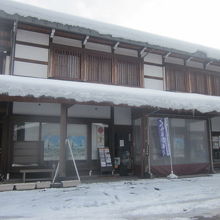 隣接の飛騨古川さくら物産館の隣の一角に像があります