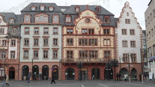 有名なクリスマスマーケットの会場になっている広場です