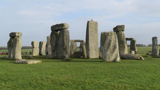ストーンヘンジ、不思議な形の石遺跡。
