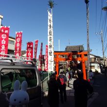 ６番白魚稲荷神社ですが、このような感じで旗が飾られています。