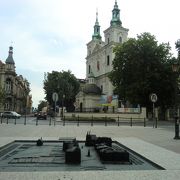 騎馬像や教会のある広場