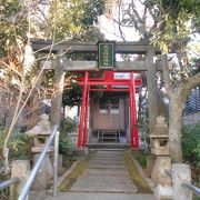 閑静な住宅街の中にある神社