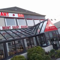 ガラス張りのバー