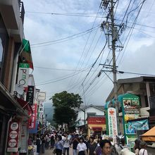 観光客で賑わう通り