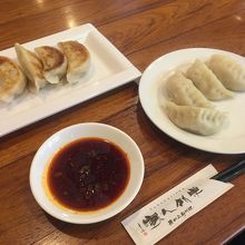 豚肉・漬け白菜のジャンボ焼き餃子と蒸し餃子