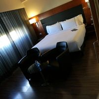 ダブルベッドの部屋もツインもテーブルと椅子2脚は共通