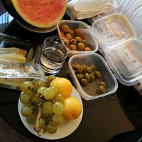 室内のテーブルにこれだけ乗りました。全て外で買ったもの。