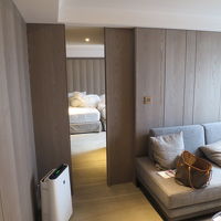 リビングと寝室、テレビも2台ありました。