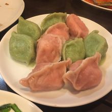 セロリ水餃子に桃肌水餃子