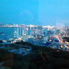 店内からは素晴らしい夜景が