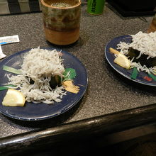 はみ出して盛られたチリメンジャコ軍艦、美味しかったです