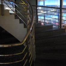 この階段を登って行きました