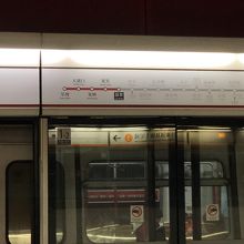 ラッシュ時は混雑。