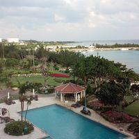 窓の外には屋外プールや海を挑めました。