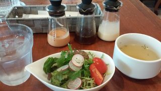 洒落たレストラン。