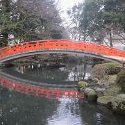 朱塗りの風情が冬の景観とマッチしていて、とても良い橋でした