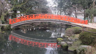 朱塗りの風情が冬の景観とマッチしていて、とても良い橋でした