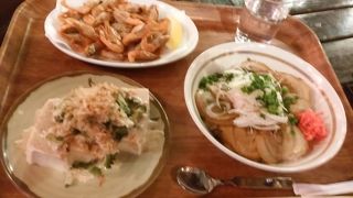 屋台とお土産やさん。