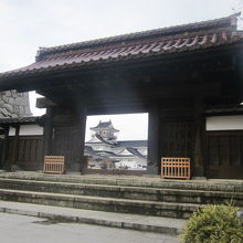 移築保存されている千歳御門の様子