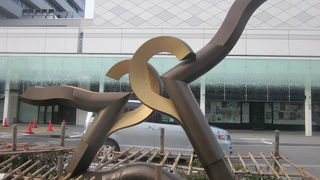 県民会館前に詳細な案内板が設置されています