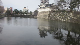 個性的な石垣に要注目のお城です