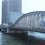 晴海通りに架かる可動式の橋