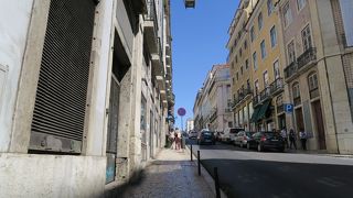 マダレナ教会の前の広場と隣接している通り