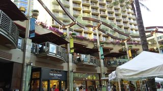 たくさんのお店が並び栄えています