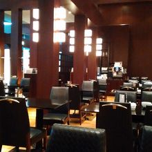 新しく明るい店内です