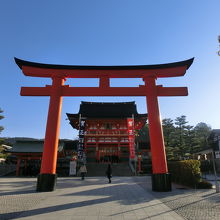 色鮮やか朱が青空に映えます